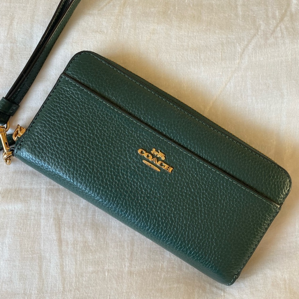 Like new coach wallet 💛
